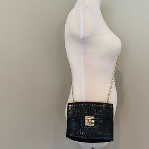 Black Croc-Embossed Chain Shoulder Bag Twist Closure Small Lightweight Crossbody